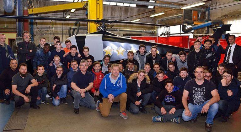 photo-groupe-eleves-fabrication-helicoptere-plus-que-pro